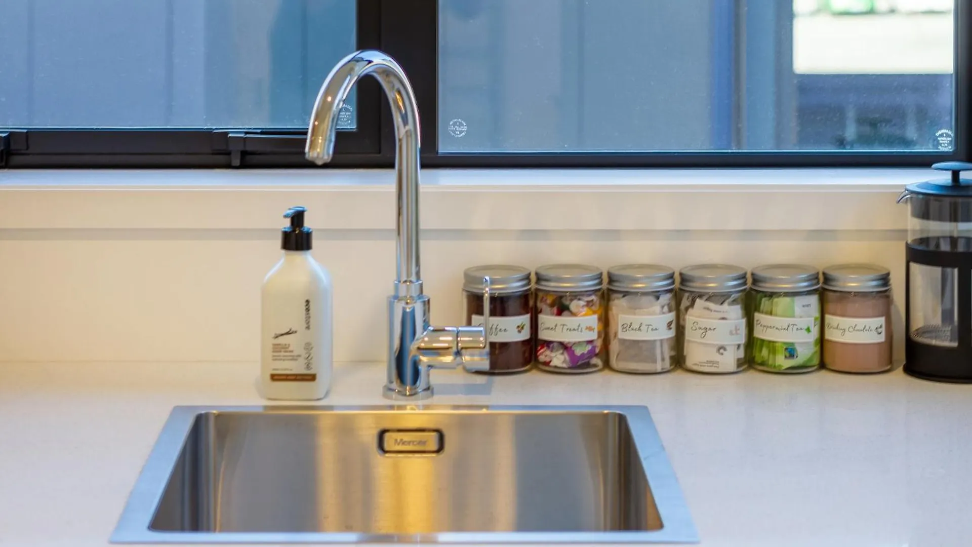 Luxury Studio With Balcony - Close To Supermarket Christchurch