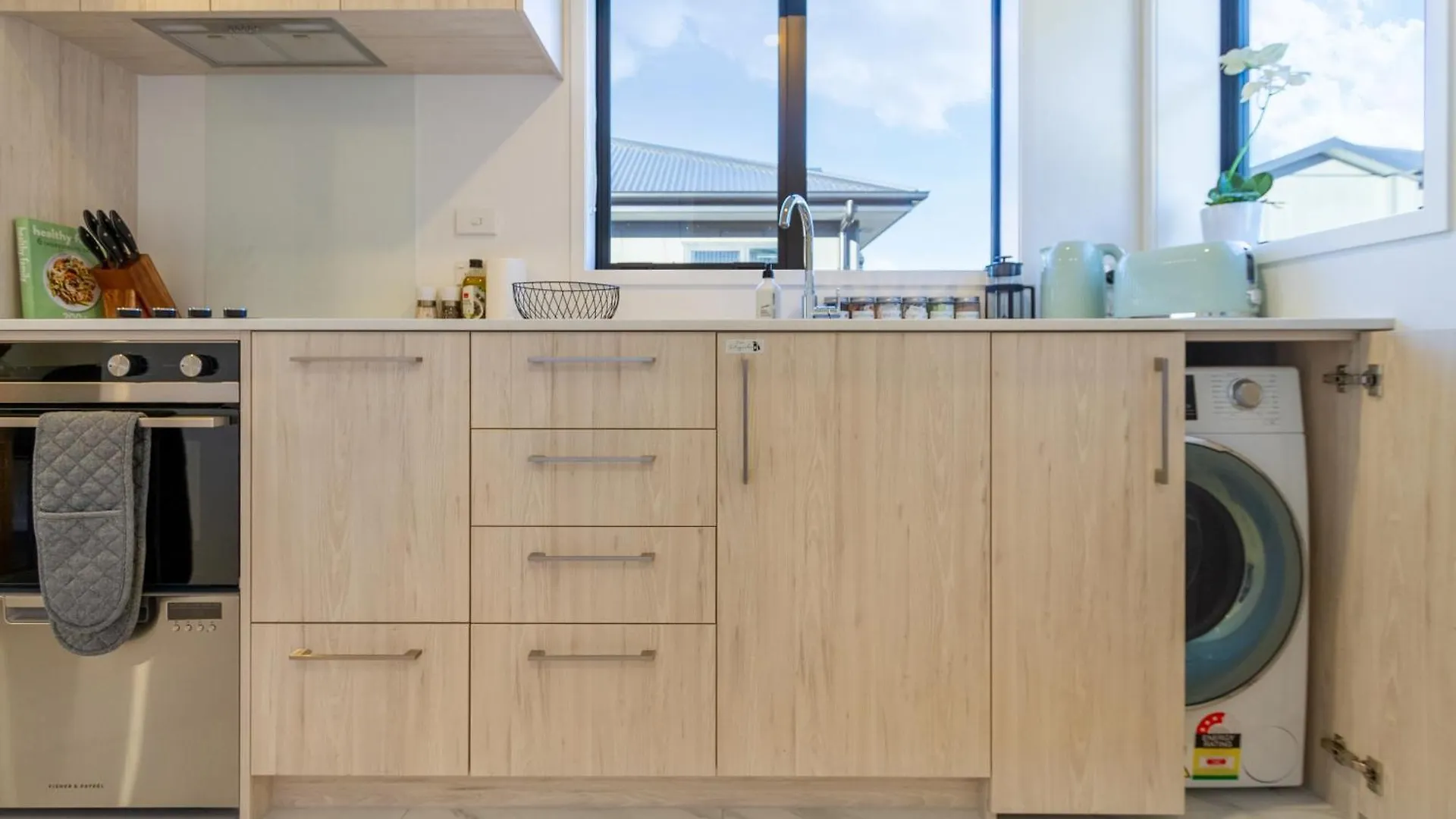 Luxury Studio With Balcony - Close To Supermarket Christchurch New Zealand