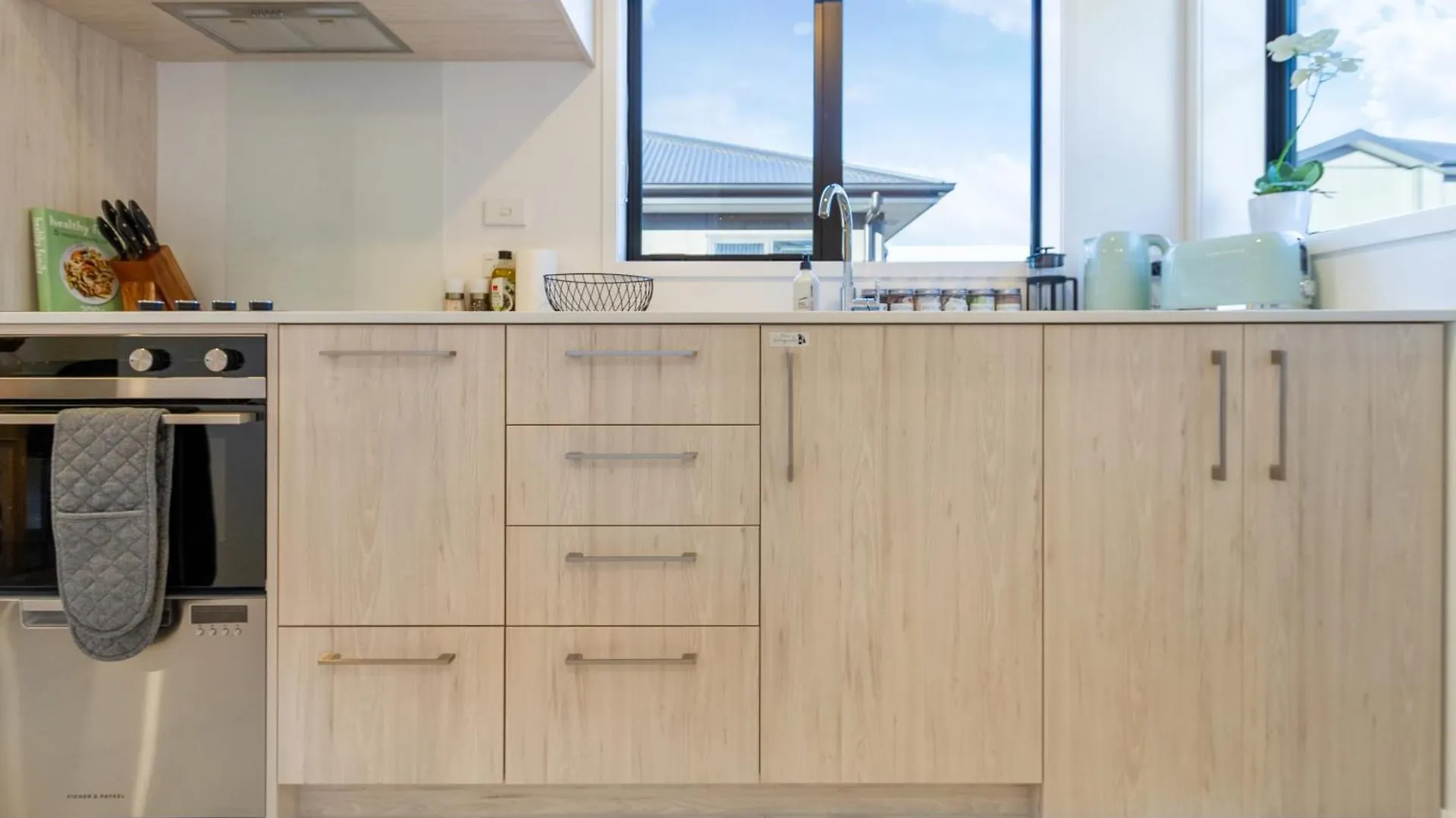 Luxury Studio With Balcony - Close To Supermarket Christchurch New Zealand
