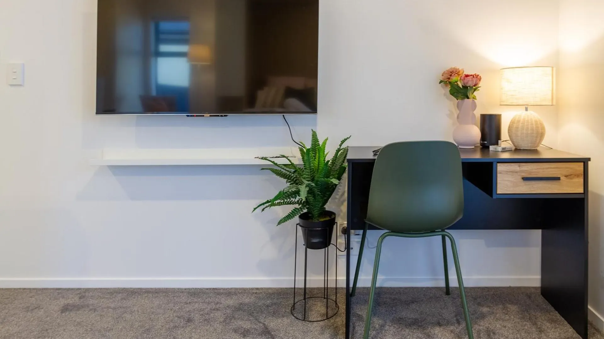 Luxury Studio With Balcony - Close To Supermarket Christchurch