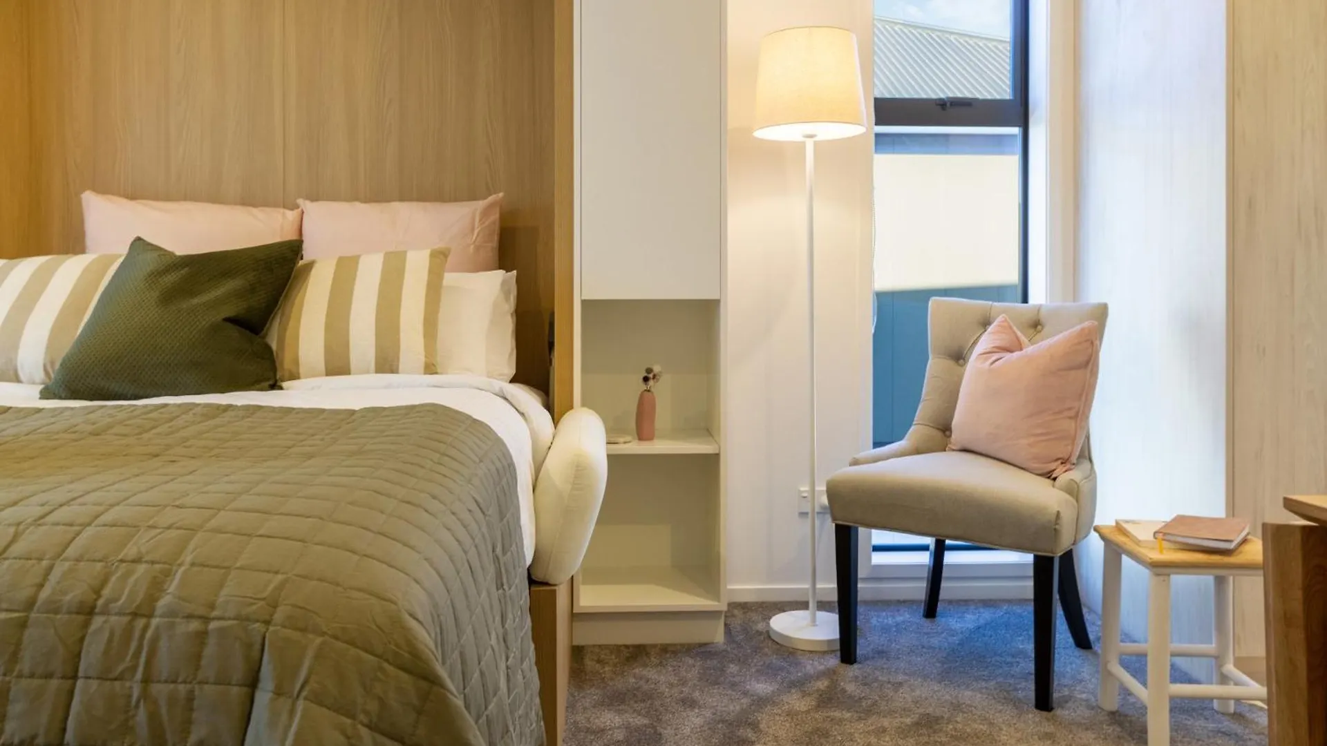 Luxury Studio With Balcony - Close To Supermarket Christchurch Lejlighed
