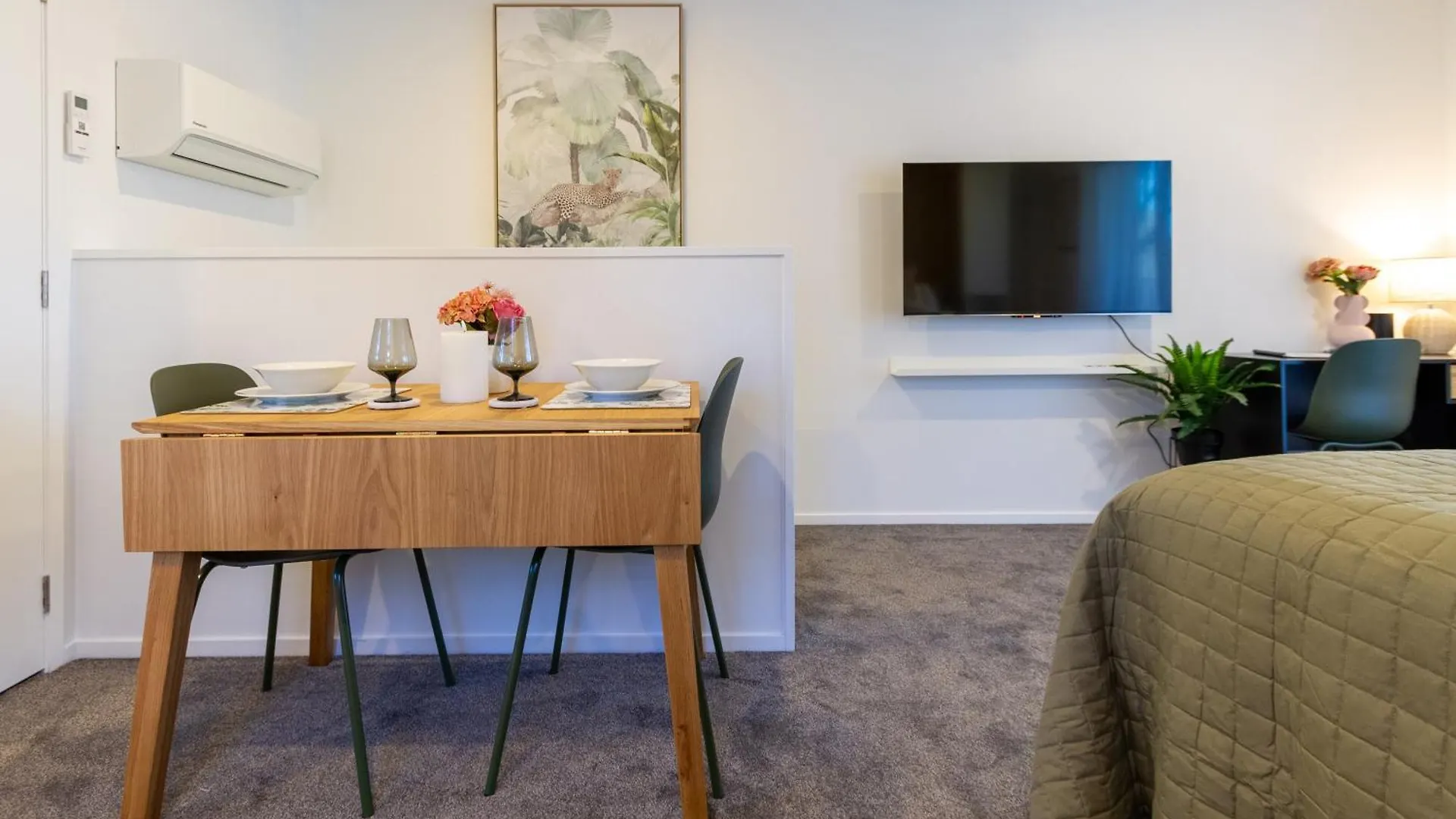 Luxury Studio With Balcony - Close To Supermarket Christchurch