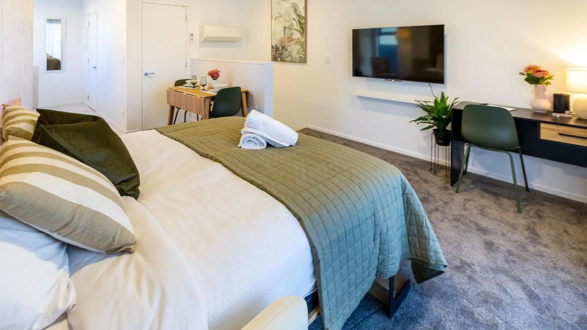 Luxury Studio With Balcony - Close To Supermarket Christchurch Nieuw-Zeeland