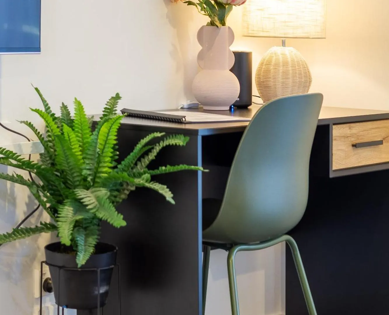 Luxury Studio With Balcony - Close To Supermarket Christchurch Appartement