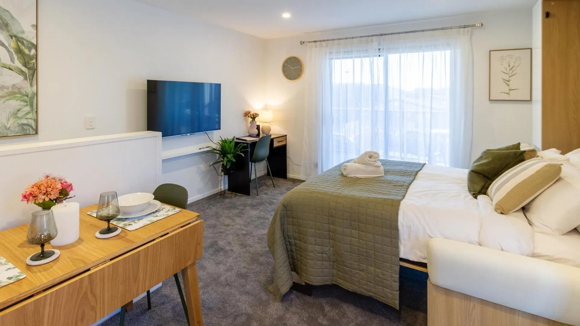 Luxury Studio With Balcony - Close To Supermarket Christchurch